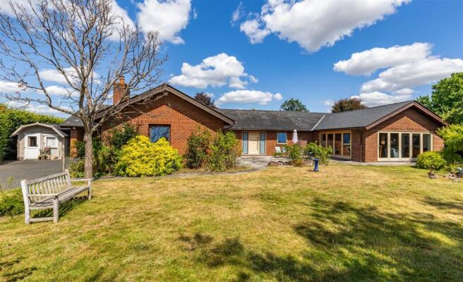 5 bed property, in Overbury Road, £830,000