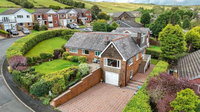 4 bed property, in Hillside Crescent, £365,000