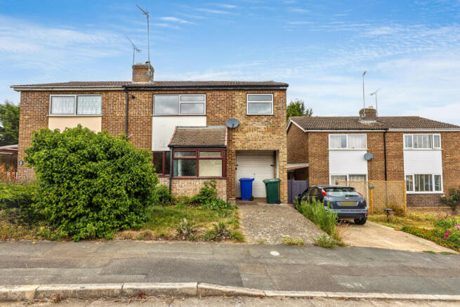 3 bed property, in Bridle Close, £200,000