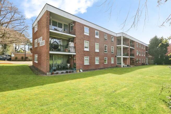 2 bed property, in Rectory Gardens, £140,000