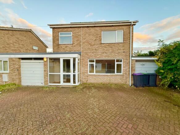 3 bed property, in Cranbourne Mews, £210,000