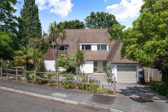 4 bed property, in The Paddocks, £1,295,000