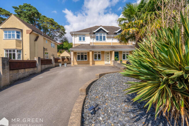4 bed property, in Queens Park Avenue, £625,000