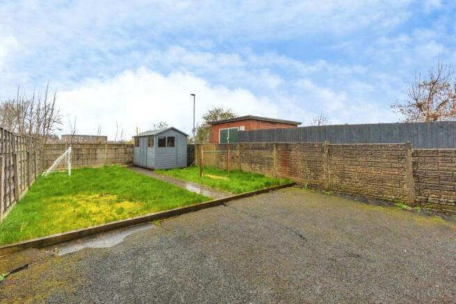 3 bed property, in Old Farm Crescent, £230,000