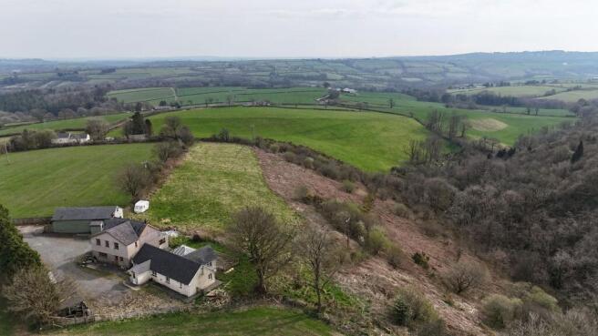 9 bed property, in Llanpumsaint, £360,000