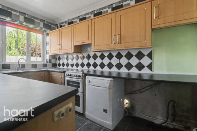 3 bed property, in Cecil Avenue, £180,000