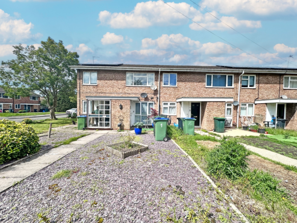 2 bed property, in Oakthorpe Gardens, £130,000