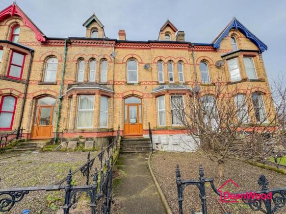 5 bed property, in 2 Maycroft, £365,000