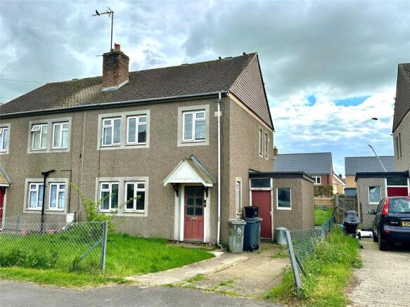 3 bed property, in Cotswold Crescent, £200,000