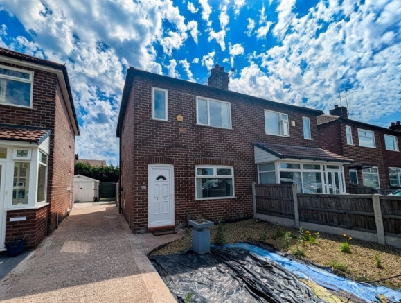 2 bed property, in Sandringham Road, £200,000