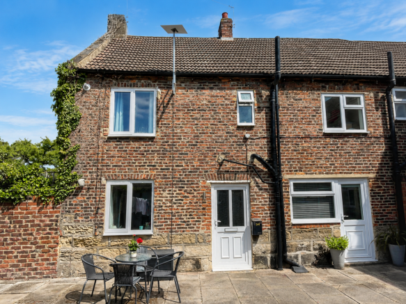 2 bed property, in College Square, £150,000