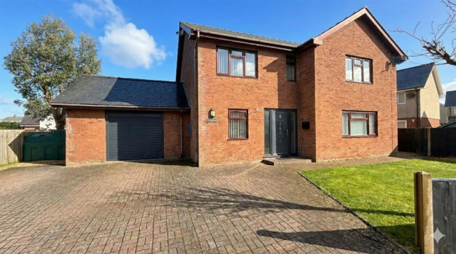 4 bed property, in Cae Gwastad, £355,000