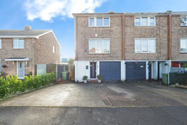 3 bed property, in Laxton Drive, £175,000