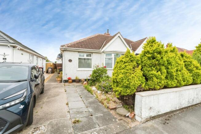 2 bed property, in St. Andrews Avenue, £180,000
