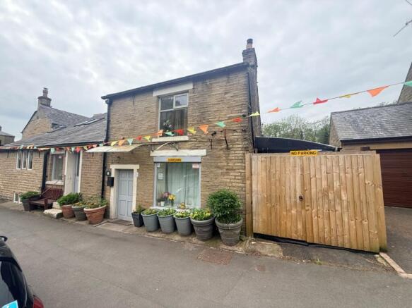 3 bed property, in Dunroamin, £250,000