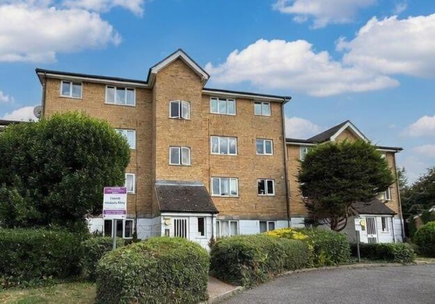 1 bed property, in 19 Green Pond Close, £125,000