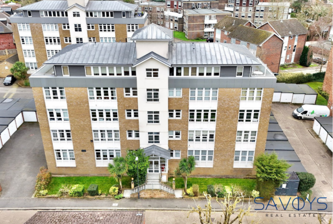 2 bed property, in Valencia Road, £450,000