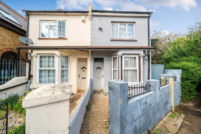4 bed property, in Beresford Road, £300,000