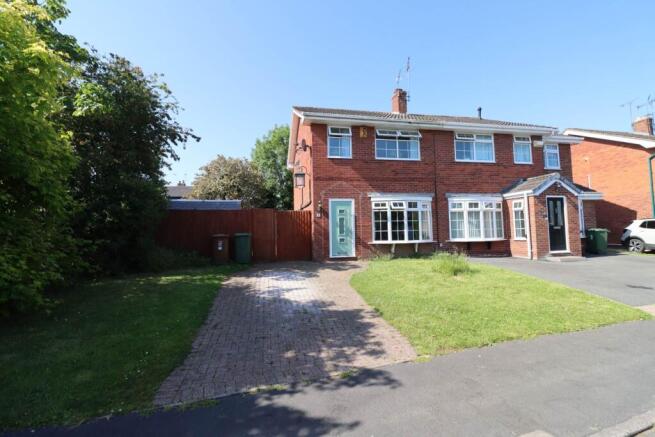3 bed property, in Broadstone Drive, £240,000
