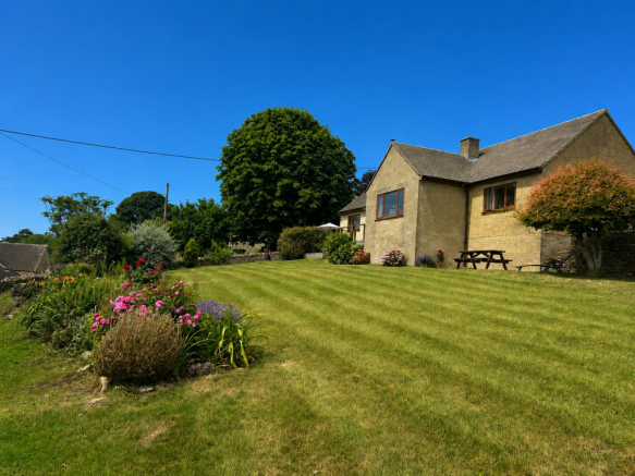 3 bed property, in Farm Lane, £770,000