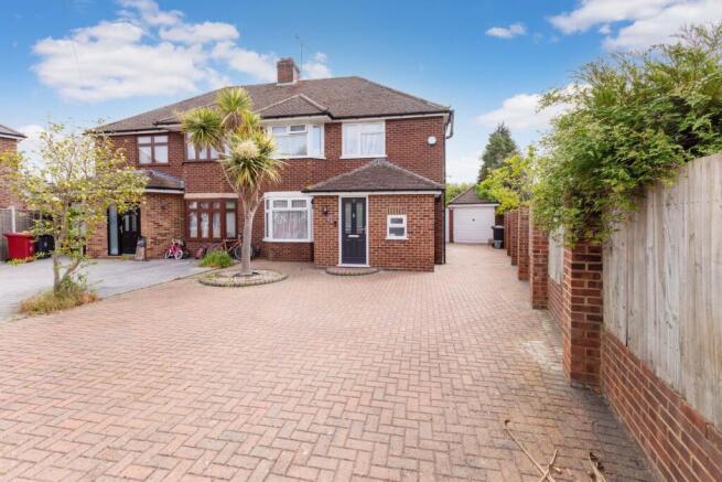 3 bed property, in Nelson Close, £800,000