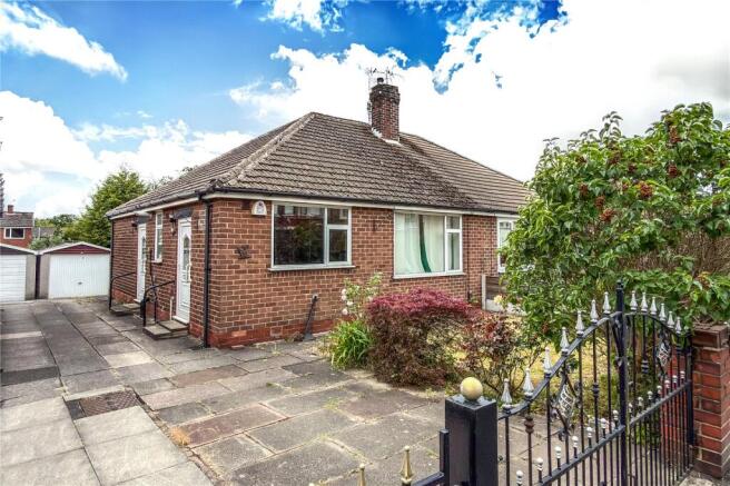 2 bed property, in Nuthurst Road, £210,000