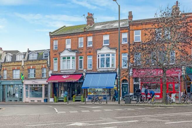 1 bed property, in St Margarets Road TW1, £395,000