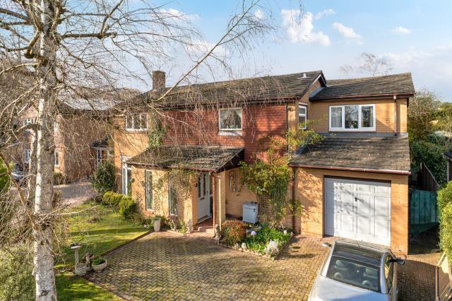 5 bed property, in Ashdown Close, £875,000