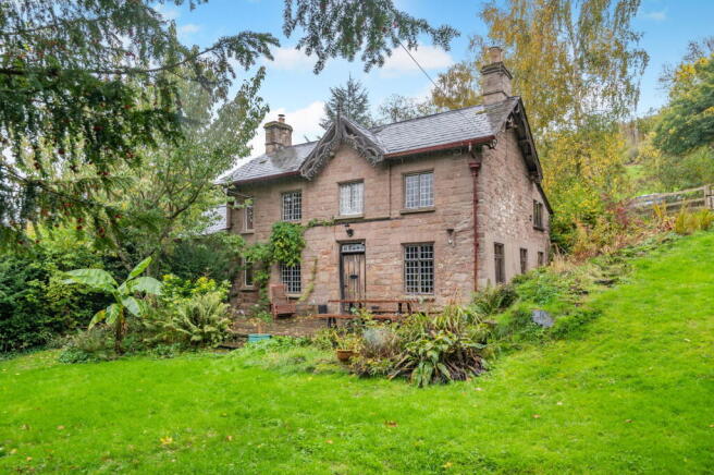 4 bed property, in Whitchurch, £625,000