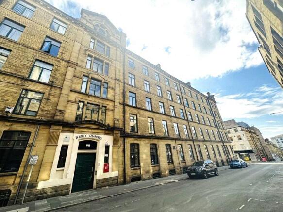 1 bed property, in Piccadilly, £32,000