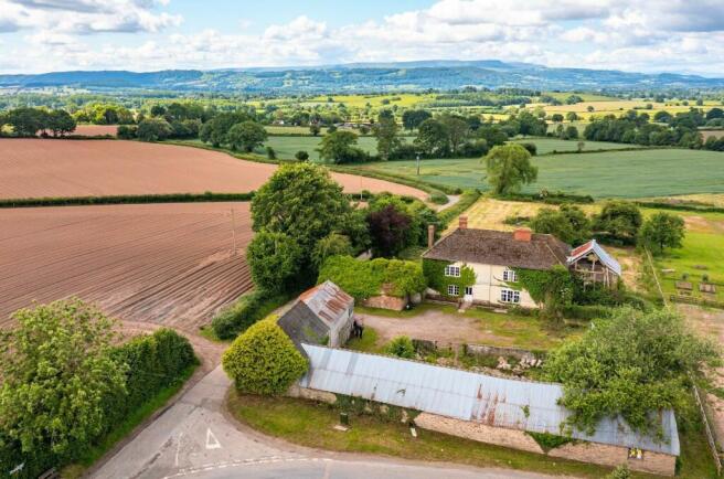 6 bed property, in Woonton, £650,000
