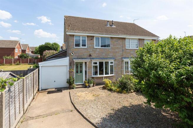3 bed property, in Waterings, £325,000