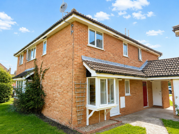 1 bed property, in Brick-Kilns, £160,000