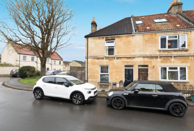 2 bed property, in Landseer Road, £325,000