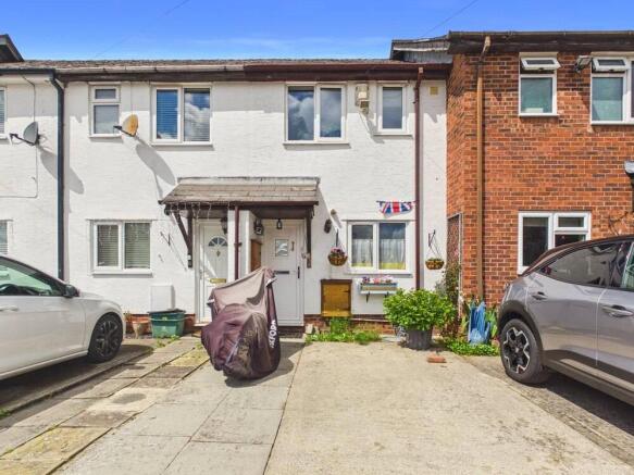 2 bed property, in Maldon Gardens, £180,000