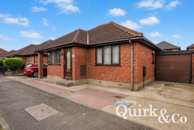 2 bed property, in Beecroft Crescent, £375,000
