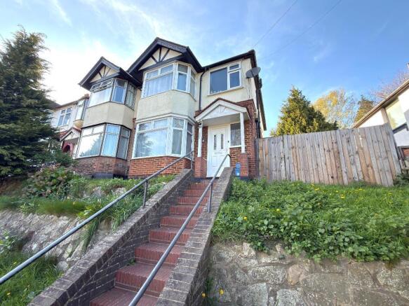 3 bed property, in Crawley Green Road, £340,000