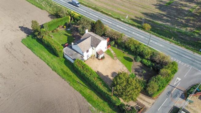 5 bed property, in Main Road, £355,000