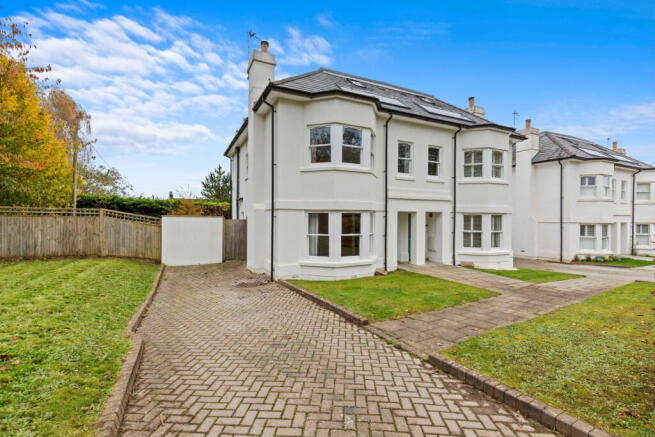 4 bed property, in The Crescent, £750,000
