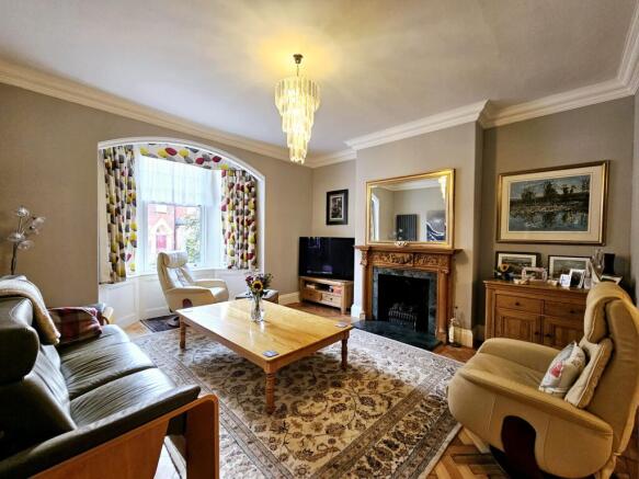 5 bed property, in West Street, £375,000