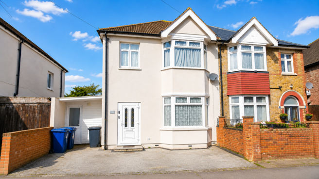 3 bed property, in Witley Gardens, £675,000