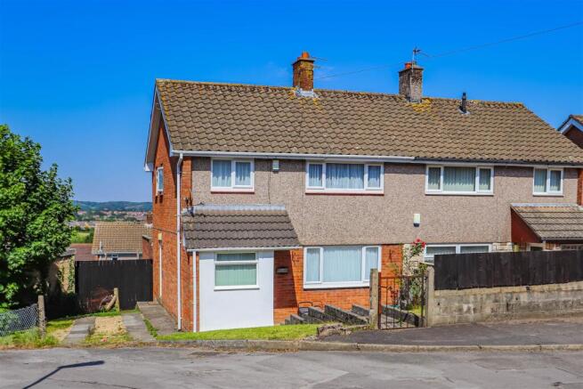 3 bed property, in Gloucester Close, £240,000