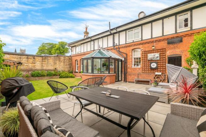 5 bed property, in Eastcliff Road, £650,000