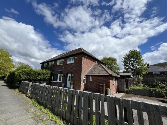 3 bed property, in Huddersfield Road, £255,000