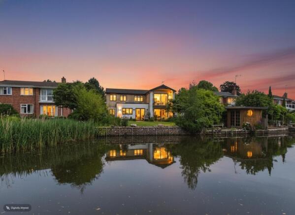 4 bed property, in Meadow Ridge, £750,000