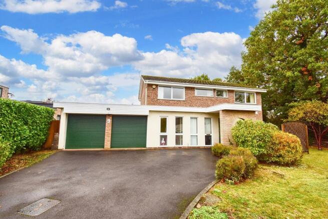 4 bed property, in Parkstone Close, £750,000