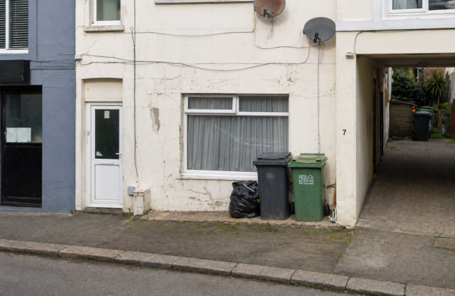 1 bed property, in Hughenden Road, £60,000