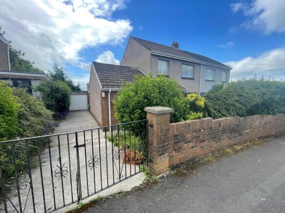 3 bed property, in Penyrallt Avenue, £230,000