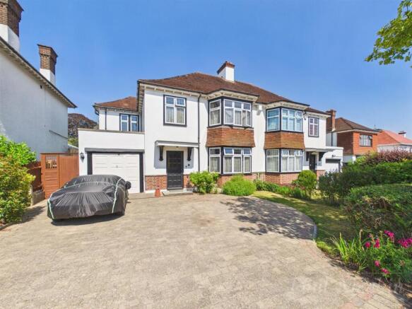4 bed property, in Onslow Gardens, £800,000