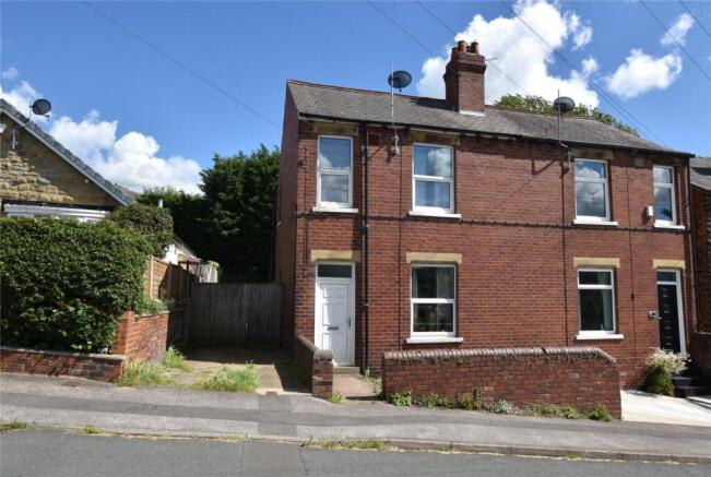 3 bed property, in Cliff Road, £135,000